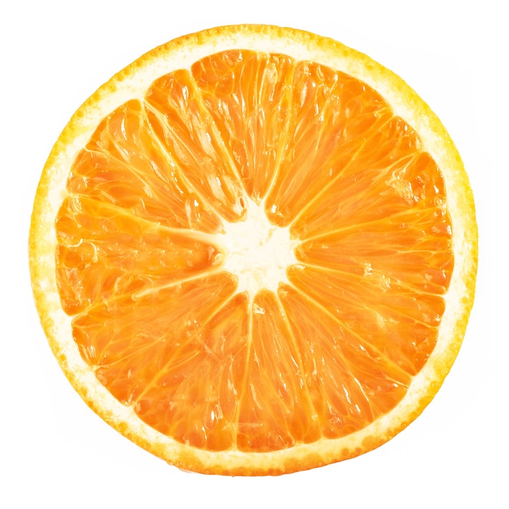 Foto gratuito cortar la fruta cítrica anaranjada madura aislada en blanco.
