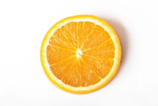 Cortar la fruta cítrica anaranjada madura aislada en blanco.