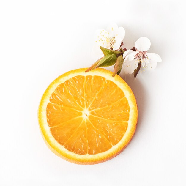 Cortar la fruta cítrica anaranjada madura aislada en blanco.