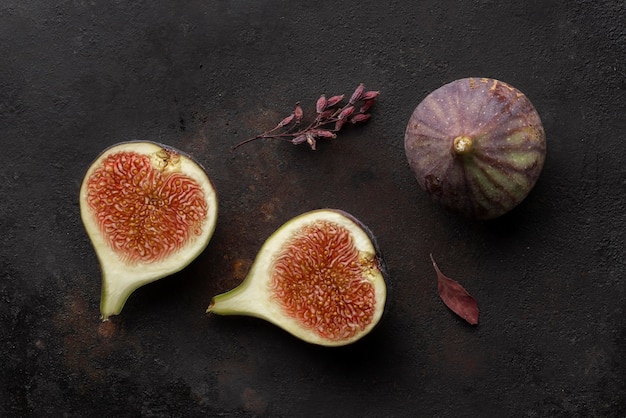 Cortar la fruta y las hojas de la granada