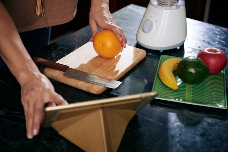 Foto gratuito cortar frutas para batidos