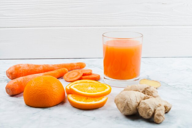 Cortar frutas y verduras con batido.