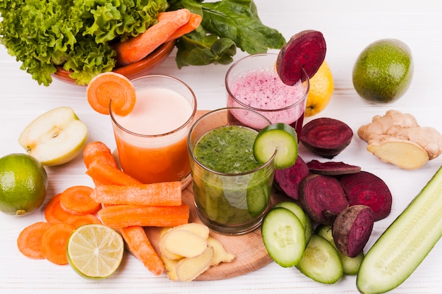 Cortar frutas y verduras con jugo.