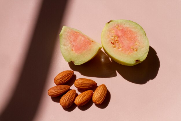 Cortar la guayaba con almendras