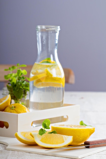 Cortar limones en una tabla de cortar