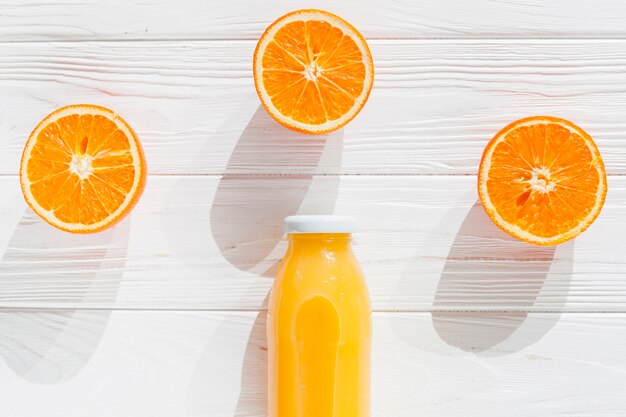 Cortar las naranjas con una botella de jugo.