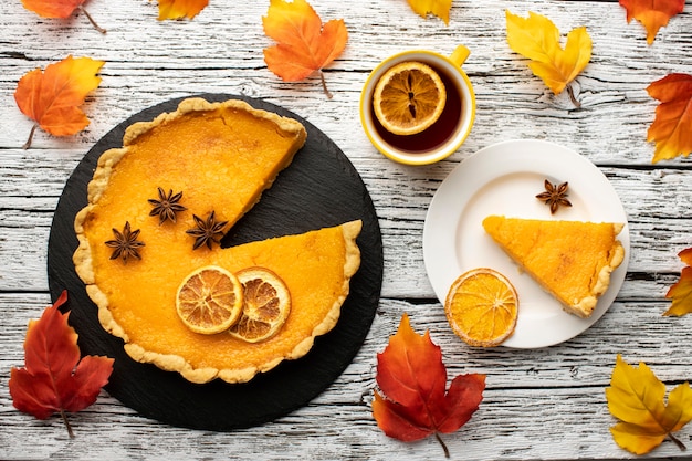 Cortar el pastel de calabaza de otoño