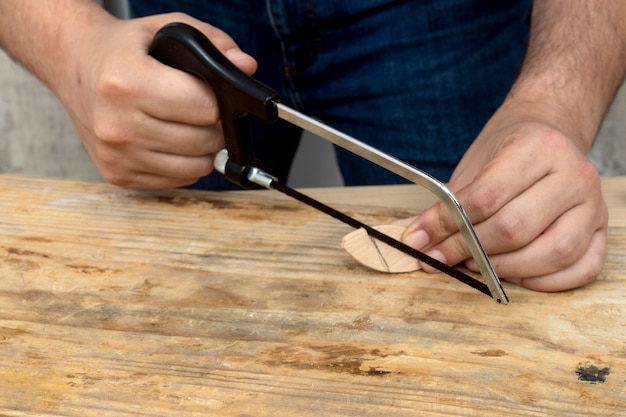 Cortar un pequeño trozo de madera