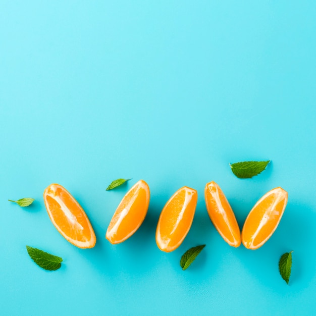 Cortar rodajas de naranja con fondo de espacio de copia