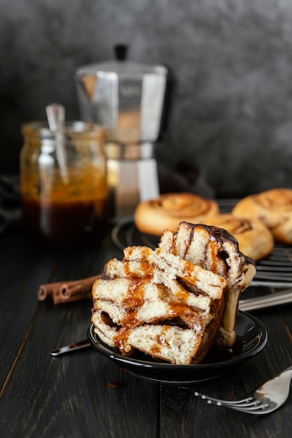 Foto gratuita cortar el rollo de canela en un plato