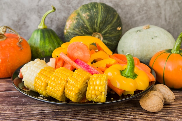 Cortar las verduras en un plato