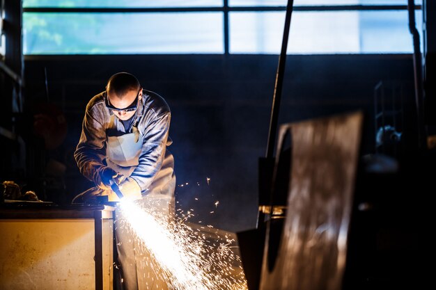 Corte de metal con equipos de plasma.