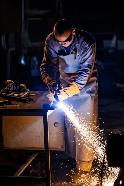 Foto gratuita corte de metal con equipos de plasma.