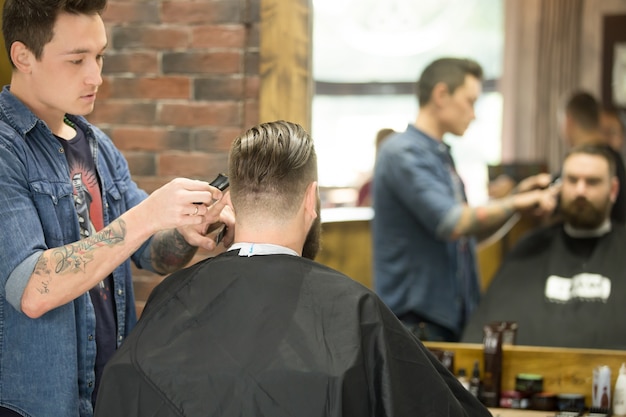 Foto gratuita corte de moda en barbería