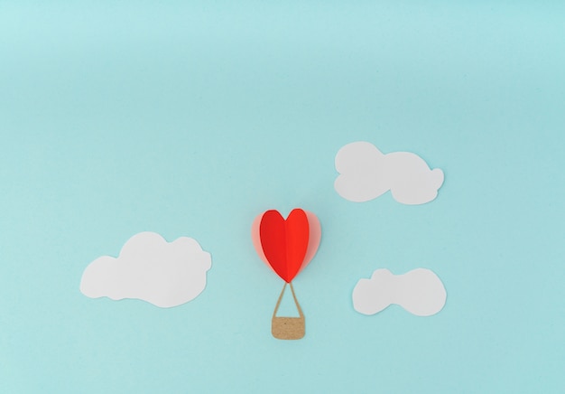 Corte del papel de los globos de aire caliente del corazón por celebrat día de San Valentín