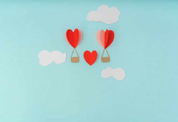 Corte del papel de los globos de aire caliente del corazón por celebrat día de San Valentín