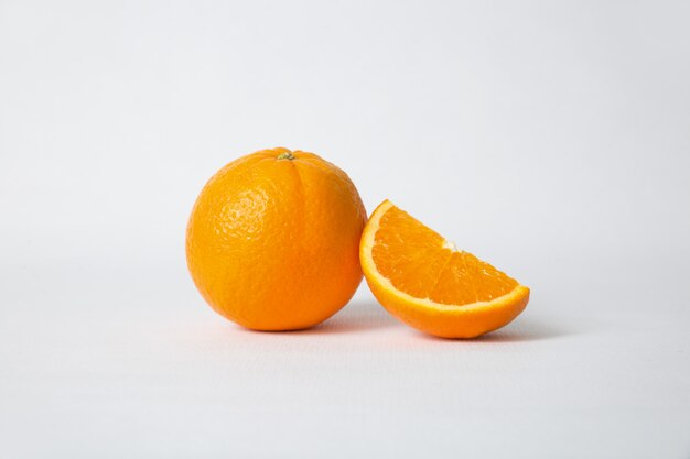 Corte la sección de naranja y la fruta entera.