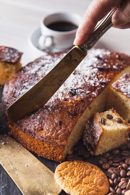 Corte la torta de corte de mano para el café