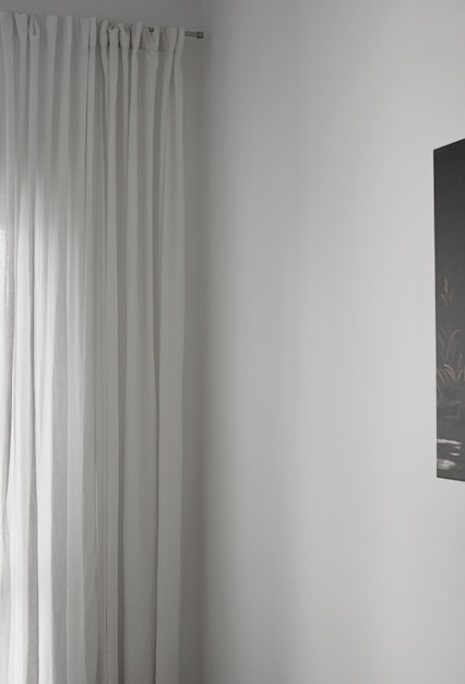 Foto gratuita cortinas en un marco vertical de diseño interior minimalista de pared blanca