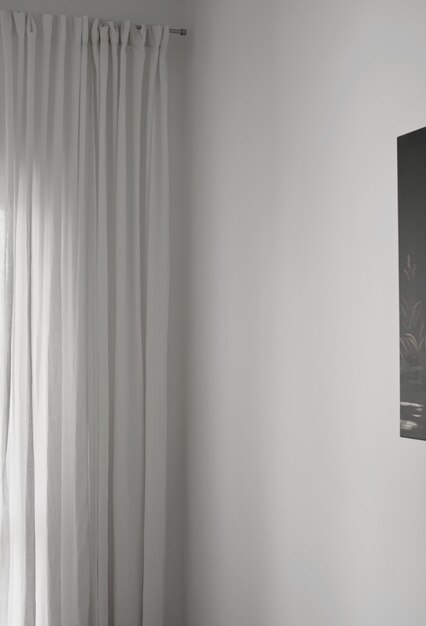 Cortinas en un marco vertical de diseño interior minimalista de pared blanca