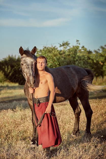 Cosaco y su caballo. Ucrania. Zaporozhye Sech. Ropa tradicional de cosacos.