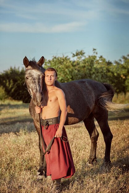 Cosaco y su caballo. Ucrania. Zaporozhye Sech. Ropa tradicional de cosacos.