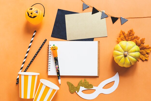 Cosas de Halloween alrededor del cuaderno y la pluma