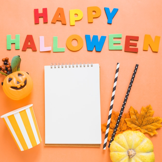 Foto gratuita cosas de halloween y escribir en el cuaderno