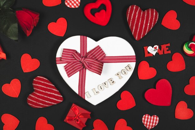 Cosas de San Valentín alrededor de la caja del corazón