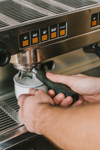 Foto gratuita cosecha barista preparando café