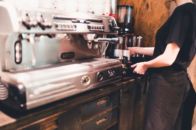 Cosecha barista preparando café