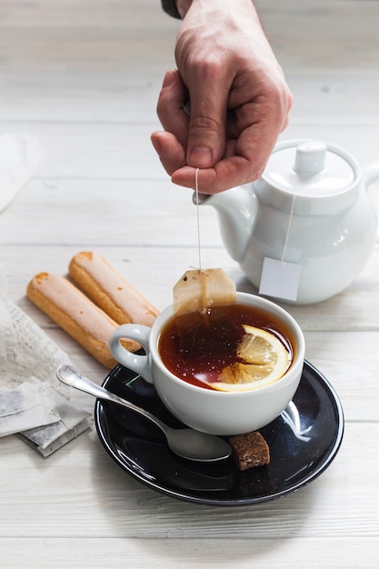 Cosecha de la mano prepara té