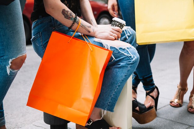 Cosecha mujeres sentadas con bolsas