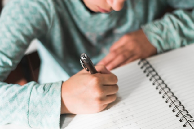 Cosecha niño escribiendo en el cuaderno