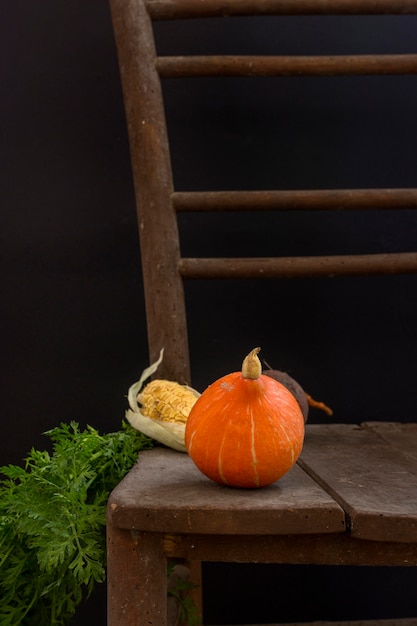 Cosecha de otoño con calabaza y maíz