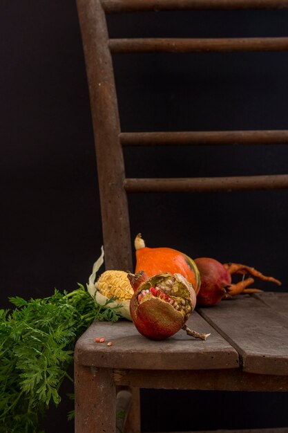 Cosecha de otoño con maíz y calabaza.