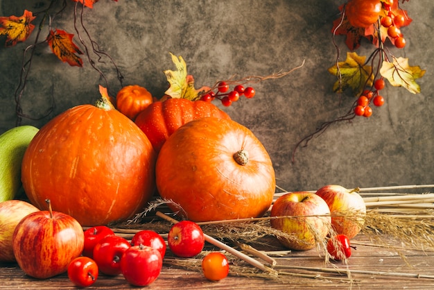 Foto gratuita cosecha de otoño en mesa de acción de gracias