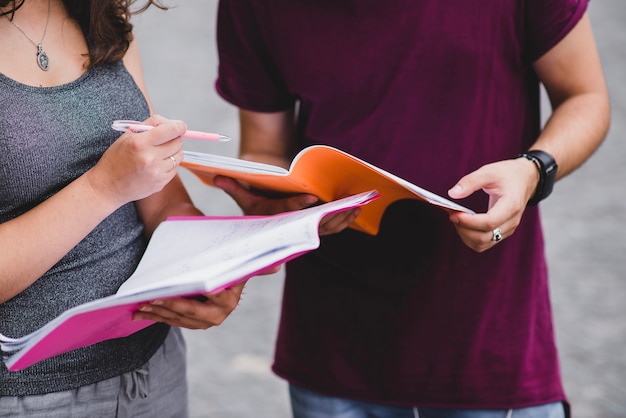 Foto gratuita cosecha de personas que trabajan en equipo con la tarea