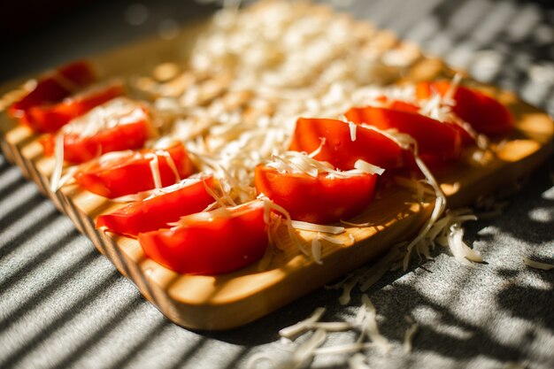 Cosecha de tomates cortados y queso rallado.