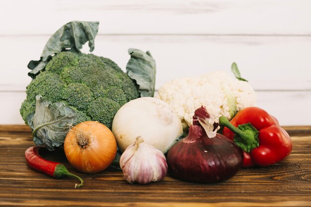 Cosecha de vegetales en la mesa