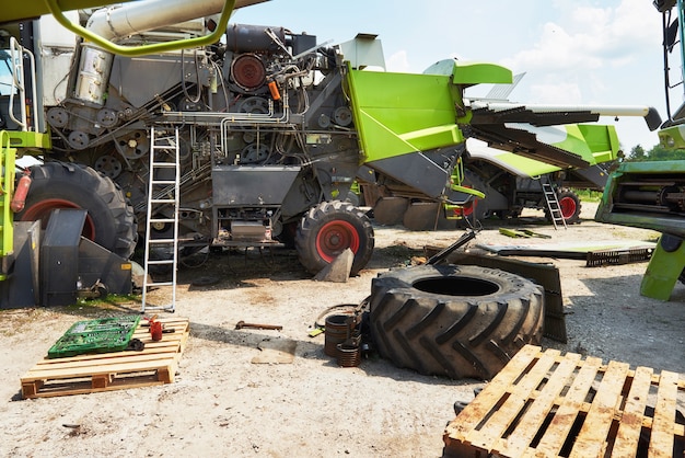 Cosechadoras y partes combinadas en la planta están esperando ventas