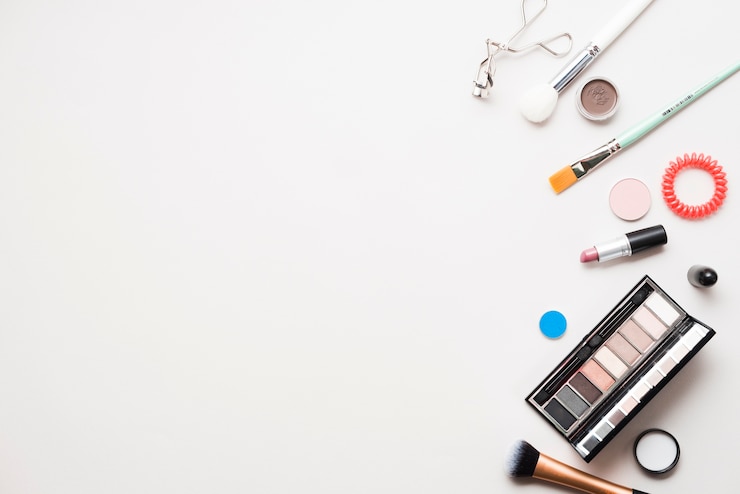 Foto gratuito cosméticos y cepillos profesionales