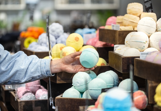 Cosméticos hechos a mano, bombas de baño perfumadas con sal brillante. El concepto de cuidado corporal.