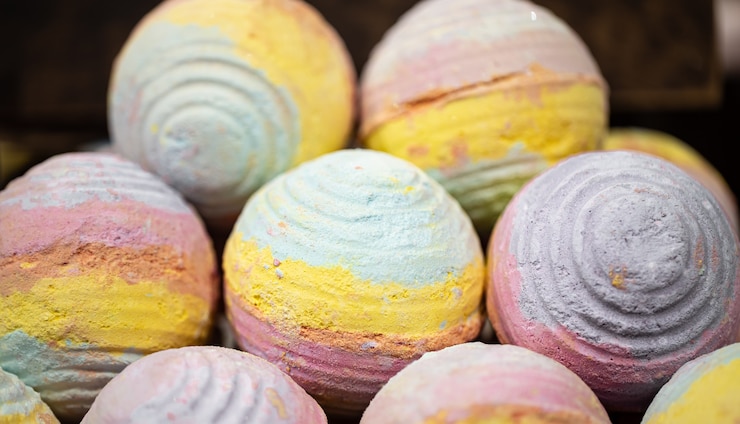 Foto gratuito cosméticos hechos a mano, bombas de baño perfumadas con sal brillante. el concepto de cuidado corporal.