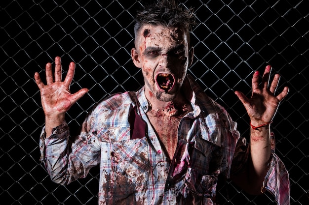 Foto gratuita cosplay de disfraz de zombie aterrador