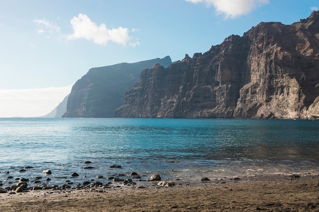 Costa acantilada de tiro largo con agua cristalina.