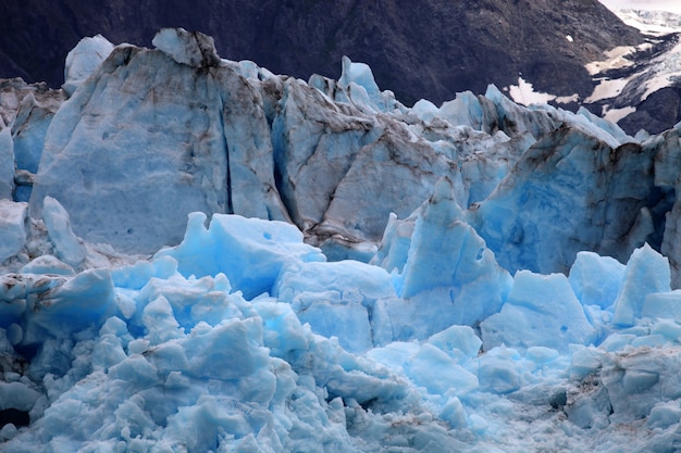 Costa glaciar ártica en las montañas de Alaska