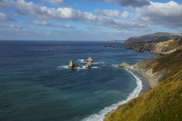 Costa de Loiba rodeada por el mar bajo un cielo nublado durante el día en Galicia en España