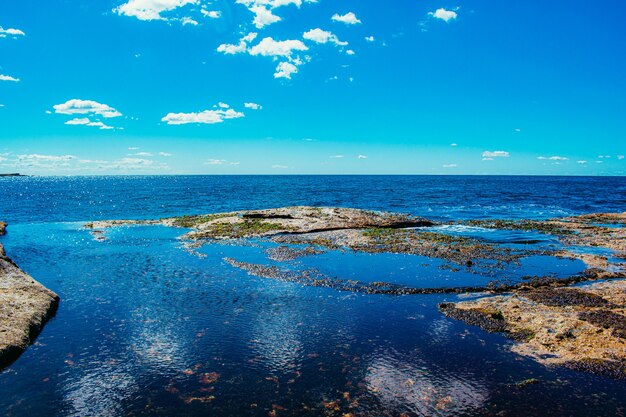 Costa del mar azul fusionándose con el cielo