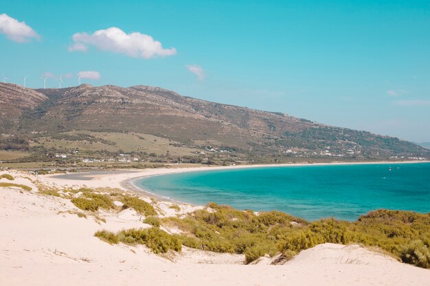 Costa del mar con colinas y mar azul.